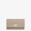 Fendi mujer cartera triple de cuero 2LH8E1565 accesorios beige